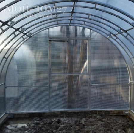 Теплица СверхПрочная Усиленная 4 метра с поликарбонатом | Мой-Дом27 | Каркас изготовлен из оцинкованной замкнутой трубы 20*20 мм.<br>
 Ширина - 3 метра. Высота - 2,1 метра. Длина 4 метра.<br>
 Выдерживаемая снеговая нагрузка - 300 кг/м2. Выдерживаемая ветровая нагрузка - до 22 м/с.<br>
 <b>Расстояние между дугами 0,65 метра. ДВОЙНАЯ ДУГА под дугой приварена еще одна дуга - толщина металла каждой дуги 1,2 мм.</b> Ширина двери 0,96 метра.<br>